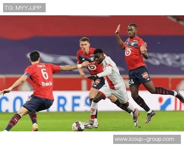 法甲比赛风波：巴黎圣日耳曼主场遭遇球迷抗议，比赛被迫中断